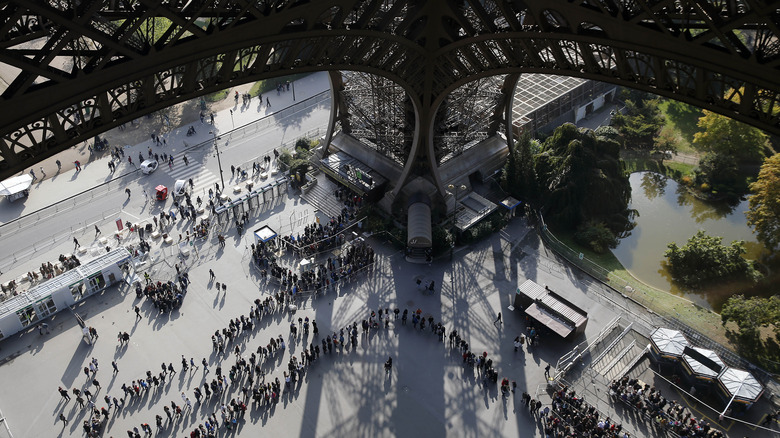Crowds gather on Eiffel esplanade
