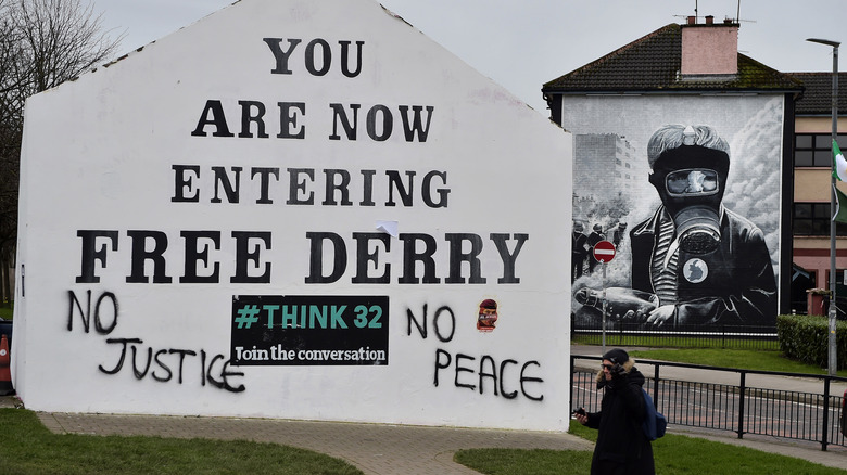 Free Derry sign