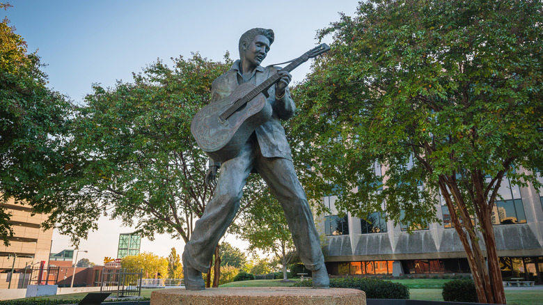 Elvis Presley statue on Beale Street.