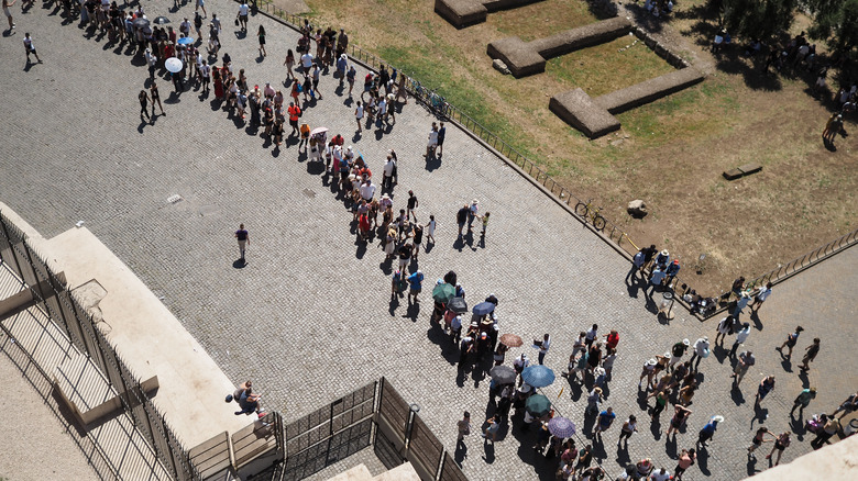 Queue at the Colosseum 