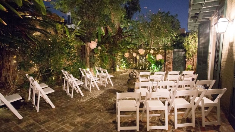 lush courtyard of Audubon Cottages