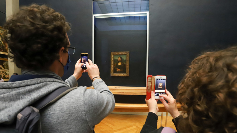Snapping Mona Lisa photos