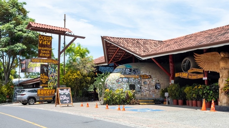 exterior of El Avion restaurant