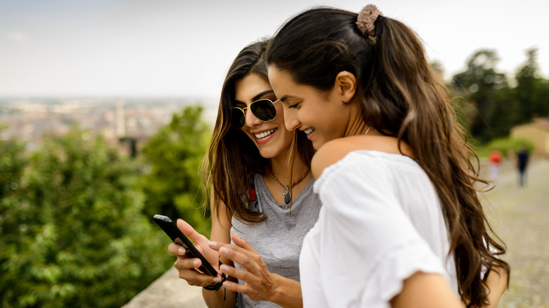 travelers bonding over phone