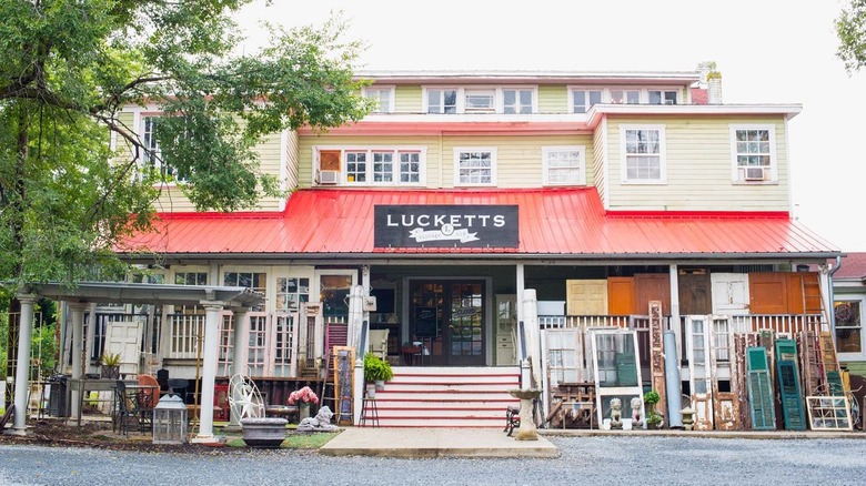 front view of Old Lucketts Store