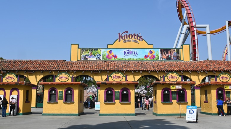 Knott's Berry Farm entrance