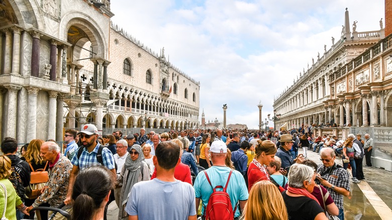 busy crowd in venice