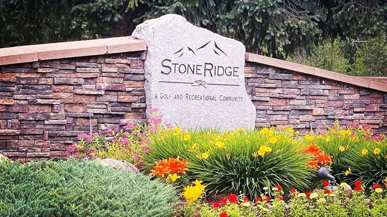 Stoneridge Motorcoach Village entrance sign