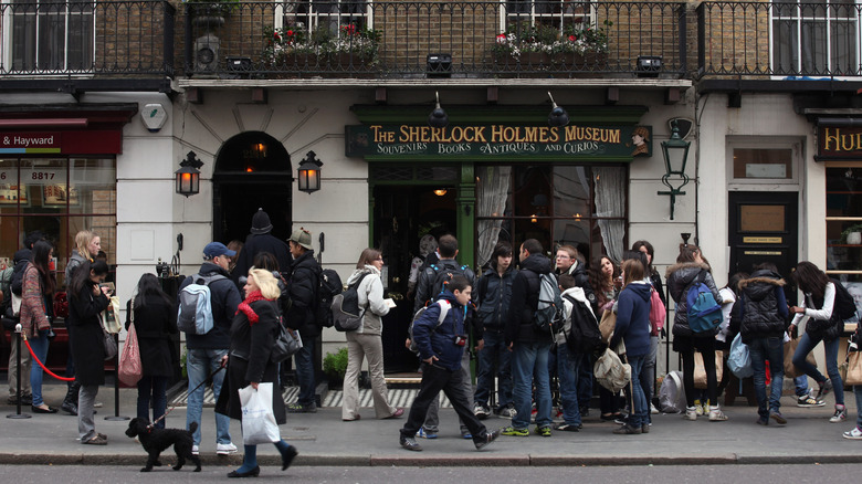 A crowd of tourists outside a London museum