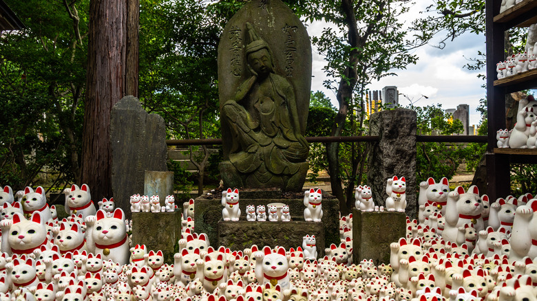 Replica cats at Gotoku-ji Temple