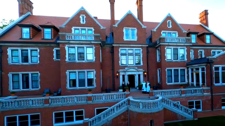 Front of Glensheen mansion