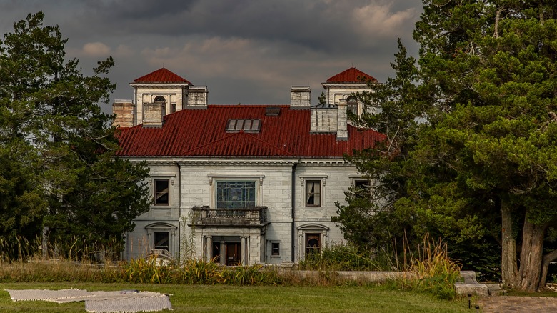 Swannanoa Palace exterior