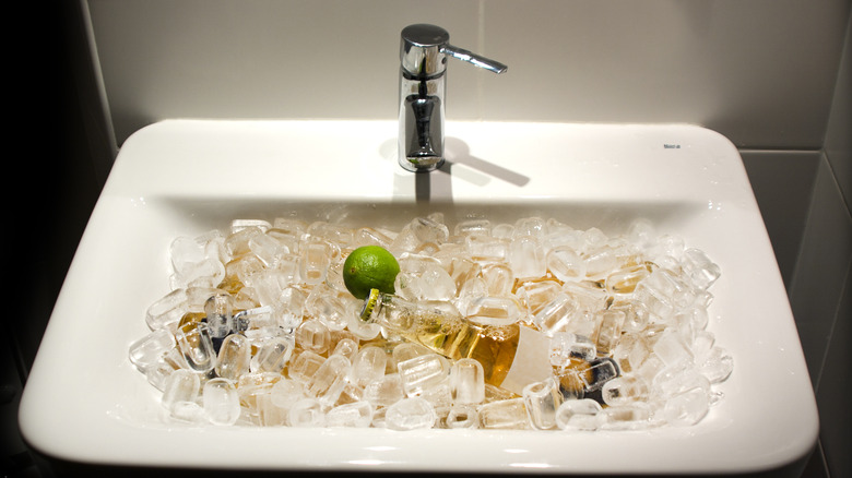 Hotel sink with ice