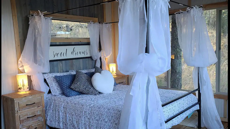 New Mexico treehouse's romantic bedroom