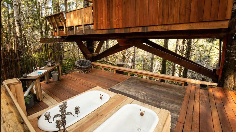 Outdoor tubs at Oregon treehouse