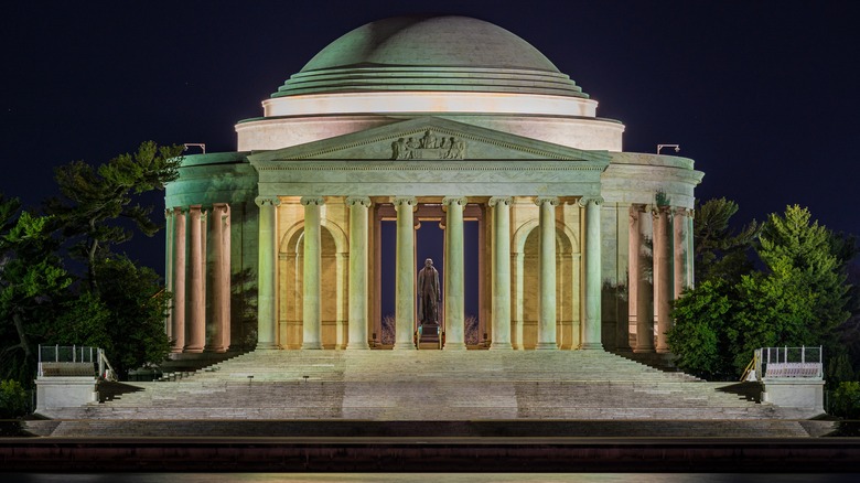 Thomas Jefferson Memorial at night