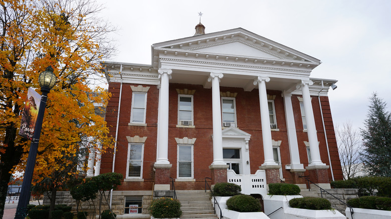 Courthouse building in Paris, Arkansas