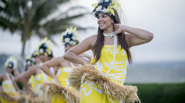 hawaiian girls in traditional dress
