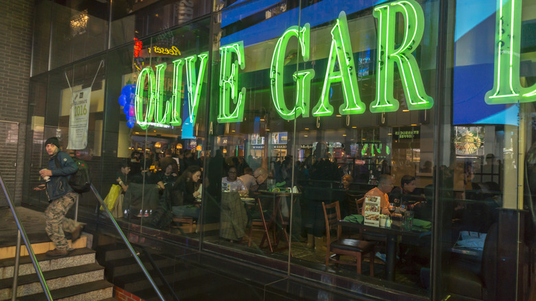 Neon Olive Garden restaurant sign