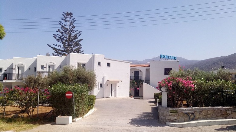 exterior and driveway of Horizon Beach Hotel