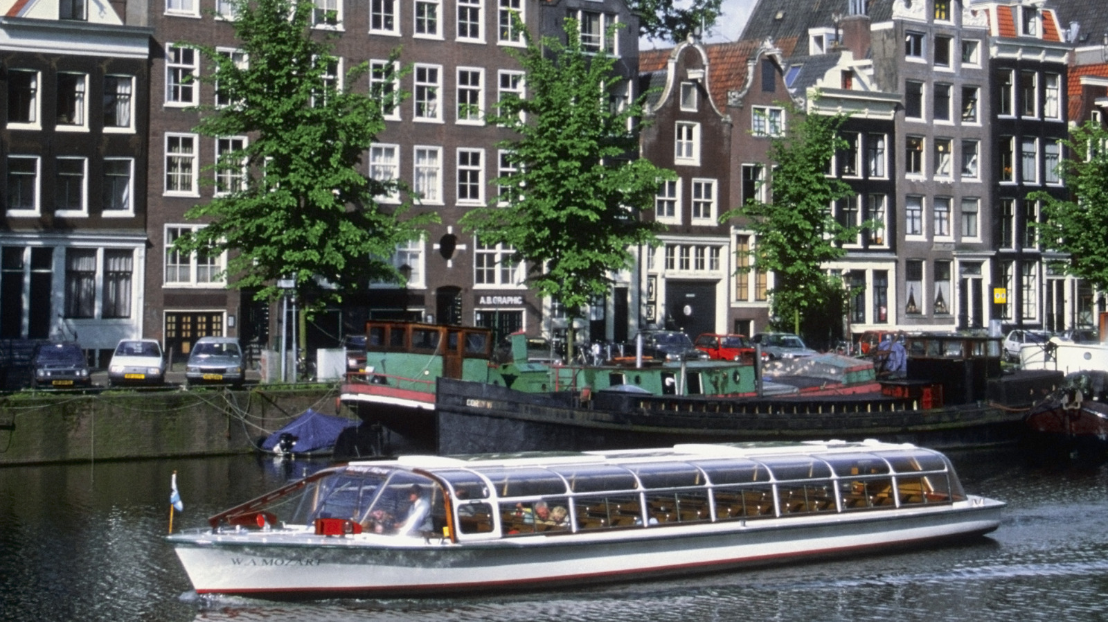 A Canal Tour Of Amsterdam Is A Must For First Time Visitors Explore Trendradars