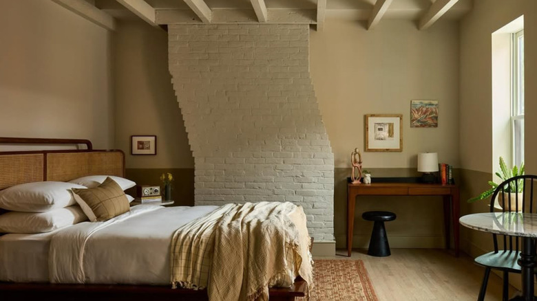 A comfy bed stands in a guest room in Hotel Anna & Bel