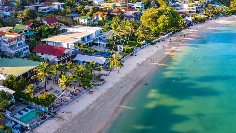 tropical white sand beach restaurants