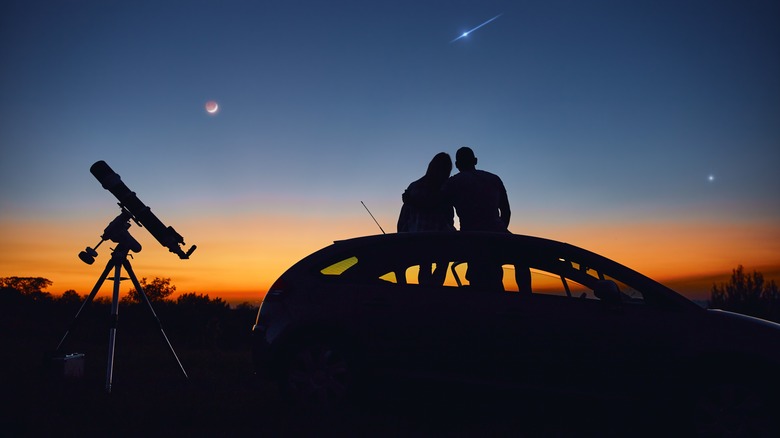 travel buddies stargazing together