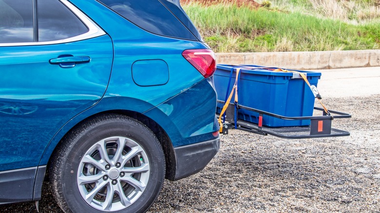 Cargo carrier mounted on vehicle hitch