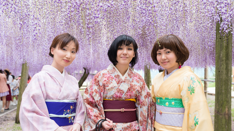 Japanese women at Kawachi Fujien Wisteria Garden