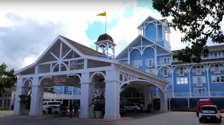 Beach Club Resort's front entrance