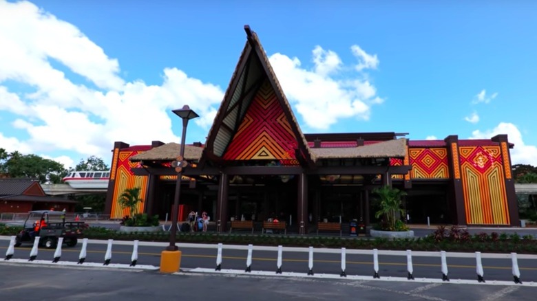 Polynesian Resort's front entrance