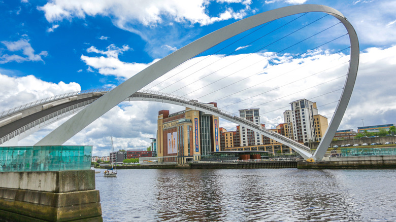 tilting Gateshead Millennium Bridge