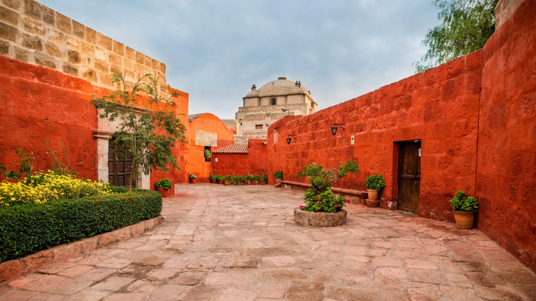 A courtyard in the Monasterio de Santa Catalina is made of red stone.