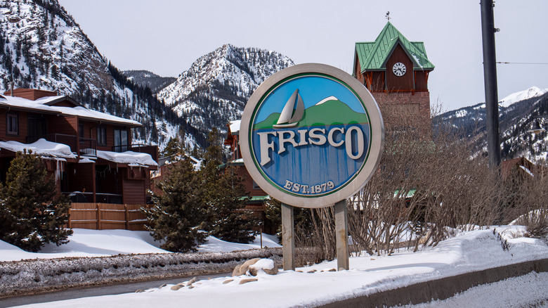 Frisco welcome sign in winter