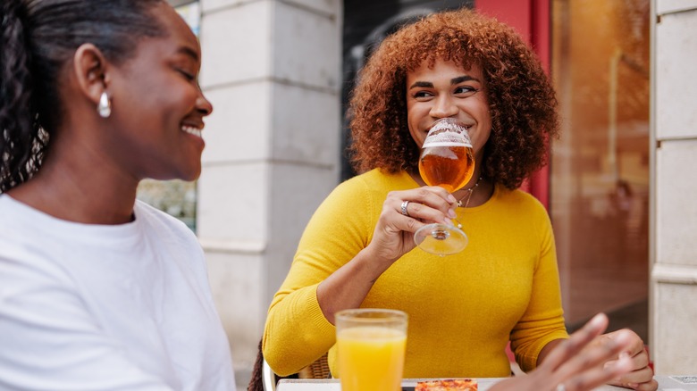 friends drinking craft beer in Chicago Illinois