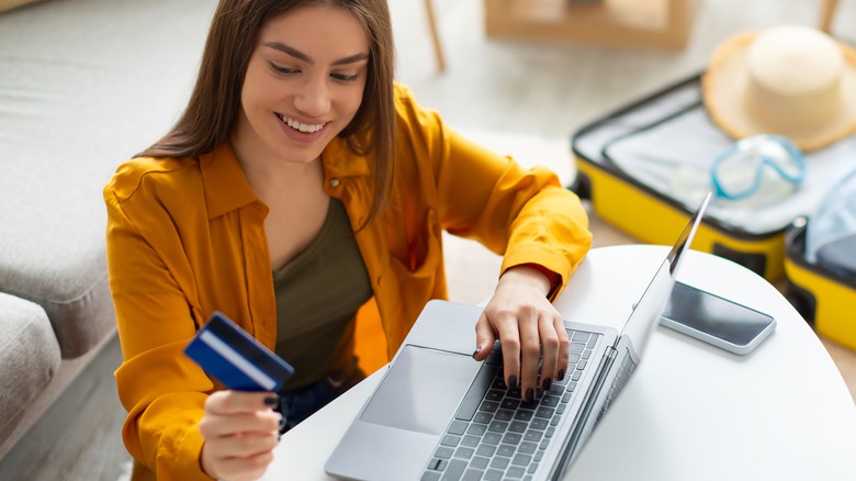 woman holding credit card packing