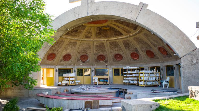 Ceramic apse of a half-dome stage