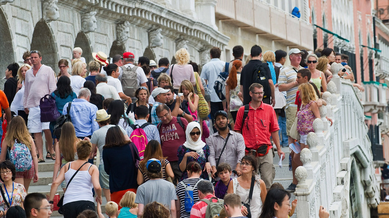 tourist crowds on Venice bridge