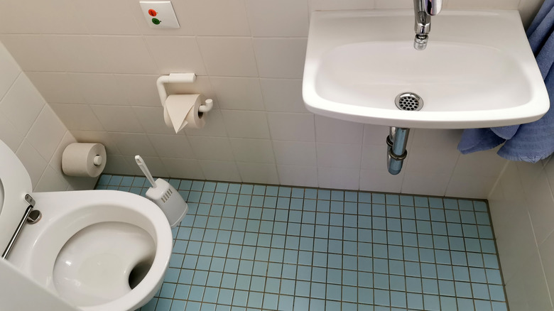 Flat-bottom German toilet