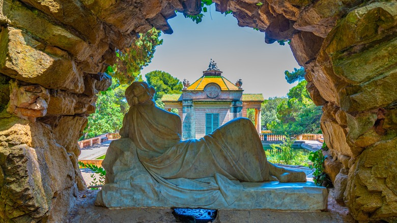 Statue and mansion in Barcelona