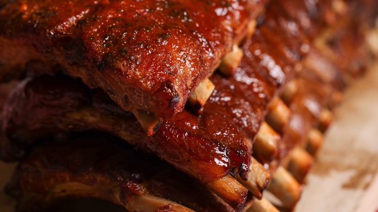 A rack of barbecue ribs glisten on a Kansas City table
