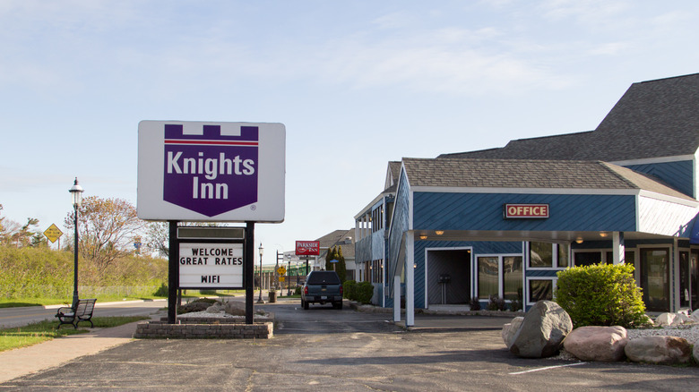 Knights Inn advertising great rates