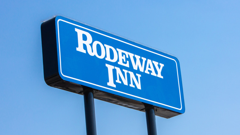 Rodeway Inn sign against sky