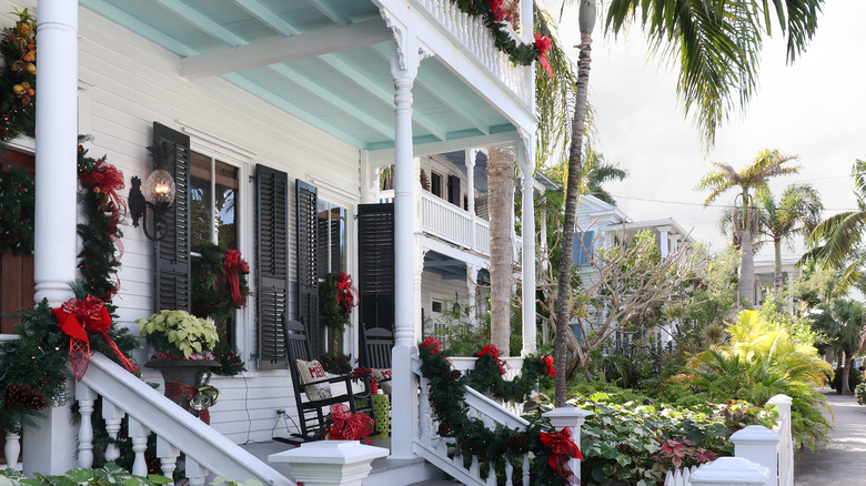 southern porch Christmas decorations
