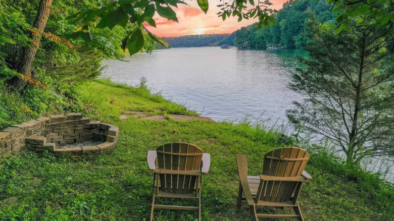 Tennessee cabin's waterfront seating