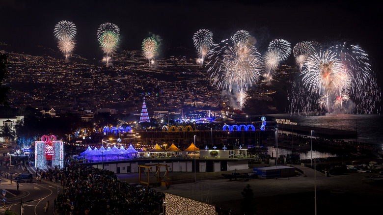 funchal fireworks new years eve