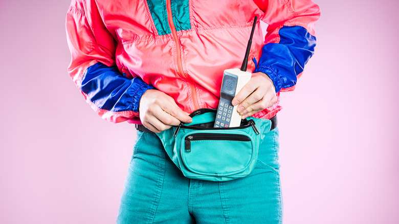 1990s fashion and phone