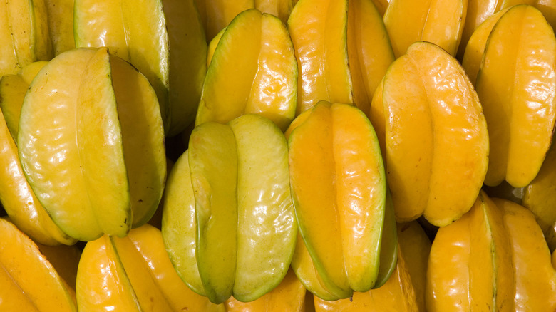Star fruit in a pile