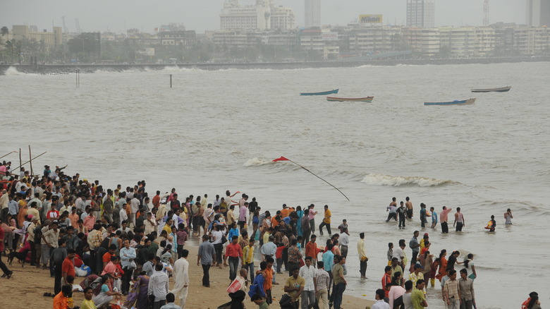 people at mumbai beach